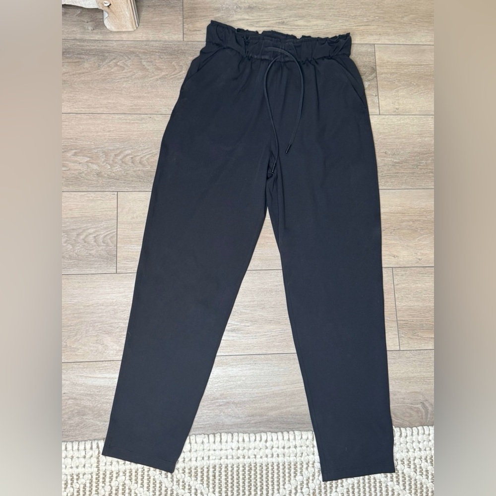Lululemon Keep Moving 7/8 High-Rise pants in Black - Size 6 - Amazing Condition